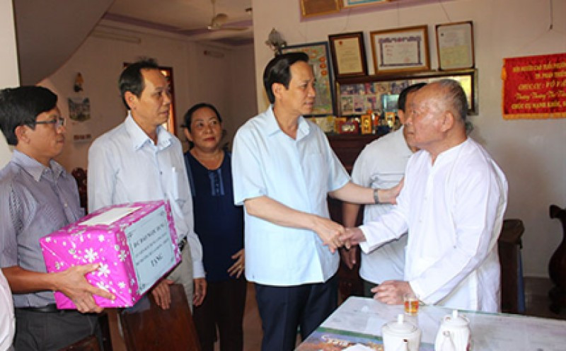 Bộ trưởng Bộ LĐTBXH Đào Ngọc Dung thăm gia đình chính sách tại tỉnh Bình Thuận. Bộ trưởng Bộ LĐTBXH Đào Ngọc Dung thăm gia đình chính sách tại tỉnh Bình Thuận.