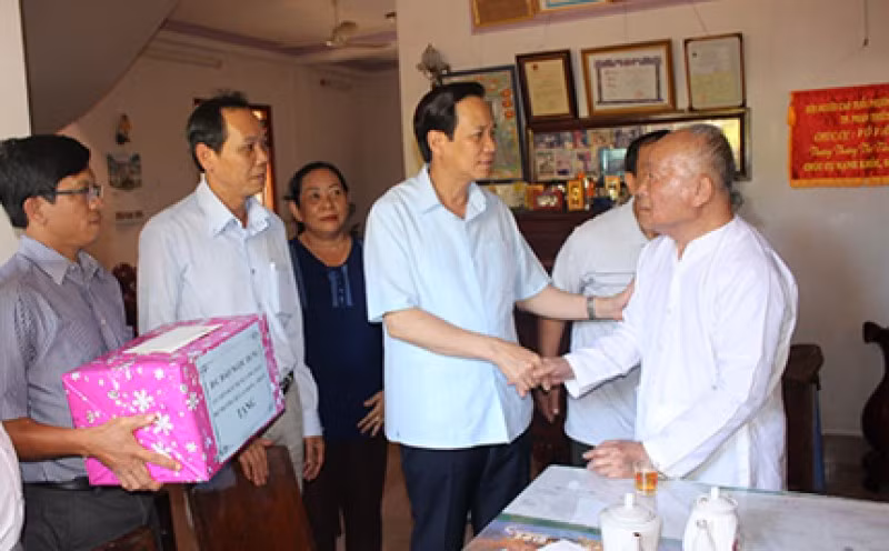 Bộ trưởng Bộ LĐTBXH Đào Ngọc Dung thăm gia đình chính sách tại tỉnh Bình Thuận.