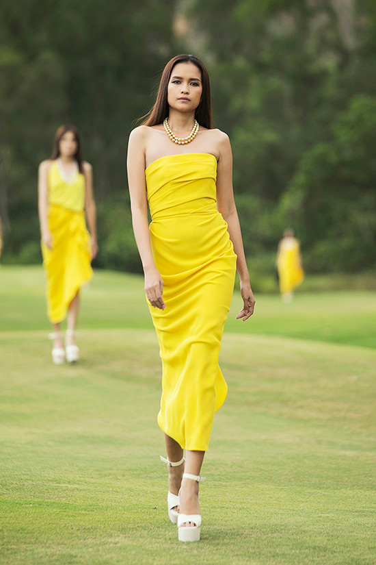 Tông vàng với những sắc độ khác nhau như vàng tươi, vàng chanh, vàng đồng được nhà thiết kế sử dụng để mang tới các mẫu váy phù hợp với phái đẹp ở nhiều lứa tuổi.