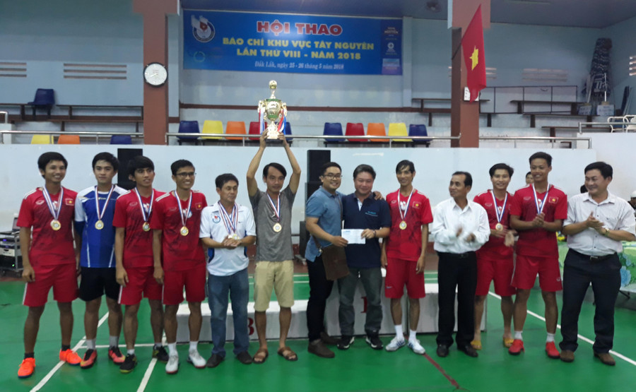 Chức vô địch môn bóng đá nam thuộc về đoàn vận động viên Hội Nhà báo tỉnh Gia Lai. Ảnh: Q.T