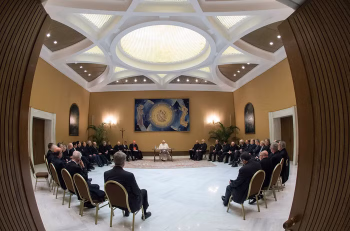 Các giám mục Chile đã gặp gỡ Giáo hoàng Francis (ngồi giữa) suốt 3 ngày tại Vatican - Ảnh: REUTERS