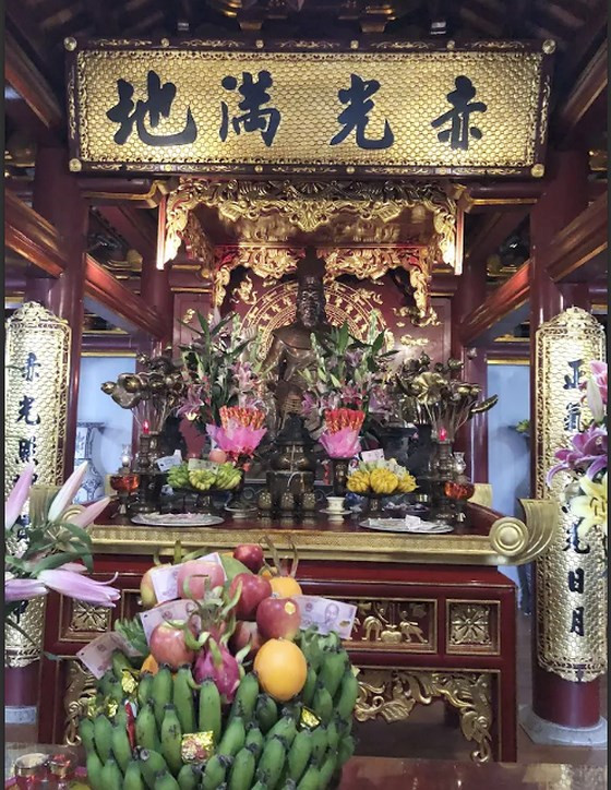 Quốc Tổ Lạc Long Quân trong đền thờ.