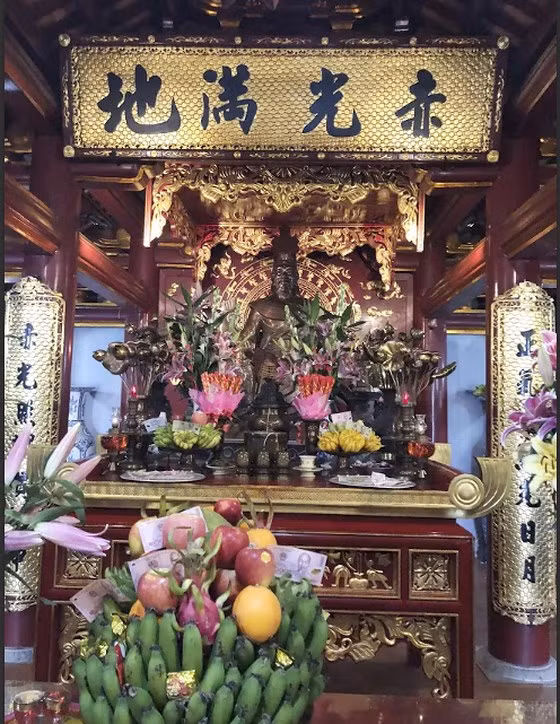 Quốc Tổ Lạc Long Quân trong đền thờ.