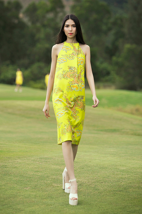  Màu vàng cùng hoạ tiết rồng cũng được biết đến là hình tượng đặc trưng cho vua chúa, vùng đất cố đô. Đỗ Mạnh Cường mong muốn thể hiện sự trân trọng với những giá trị truyền thống trong quan điểm sáng tạo hiện đại.