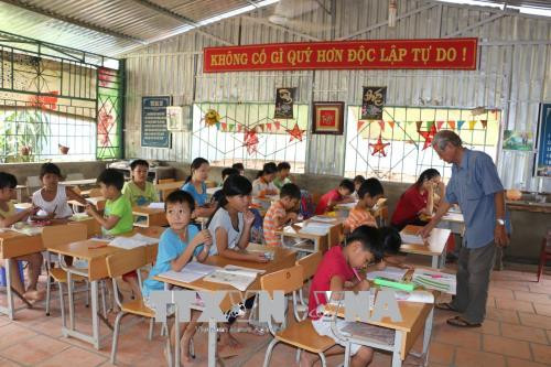 Lớp dạy học miễn phí cho trẻ em nghèo. Lớp dạy học miễn phí cho trẻ em nghèo.