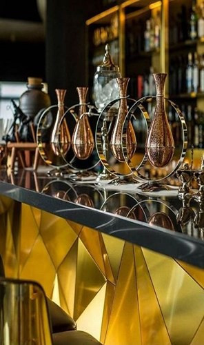 Một góc quầy bar dát vàng xa xỉ.