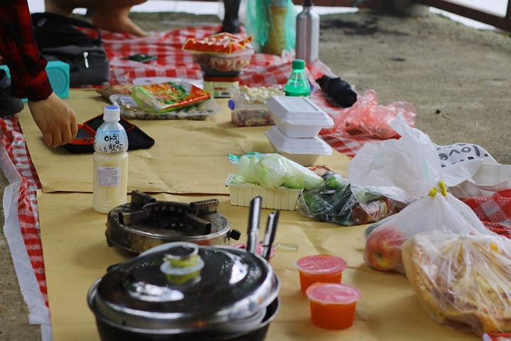 Du khách thường mang theo những đồ ăn được sơ chế sẵn từ nhà như rau củ, đồ nướng...