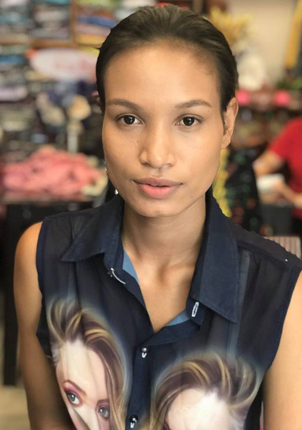  H'Ăng Niê sở hữu nước da bánh mật, vẻ đẹp mộc mạc đặc trưng của con gái Tây Nguyên. Khi chưa trang điểm, nhan sắc H'Ăng Niê bình thường như bao cô gái Ê đê khác.