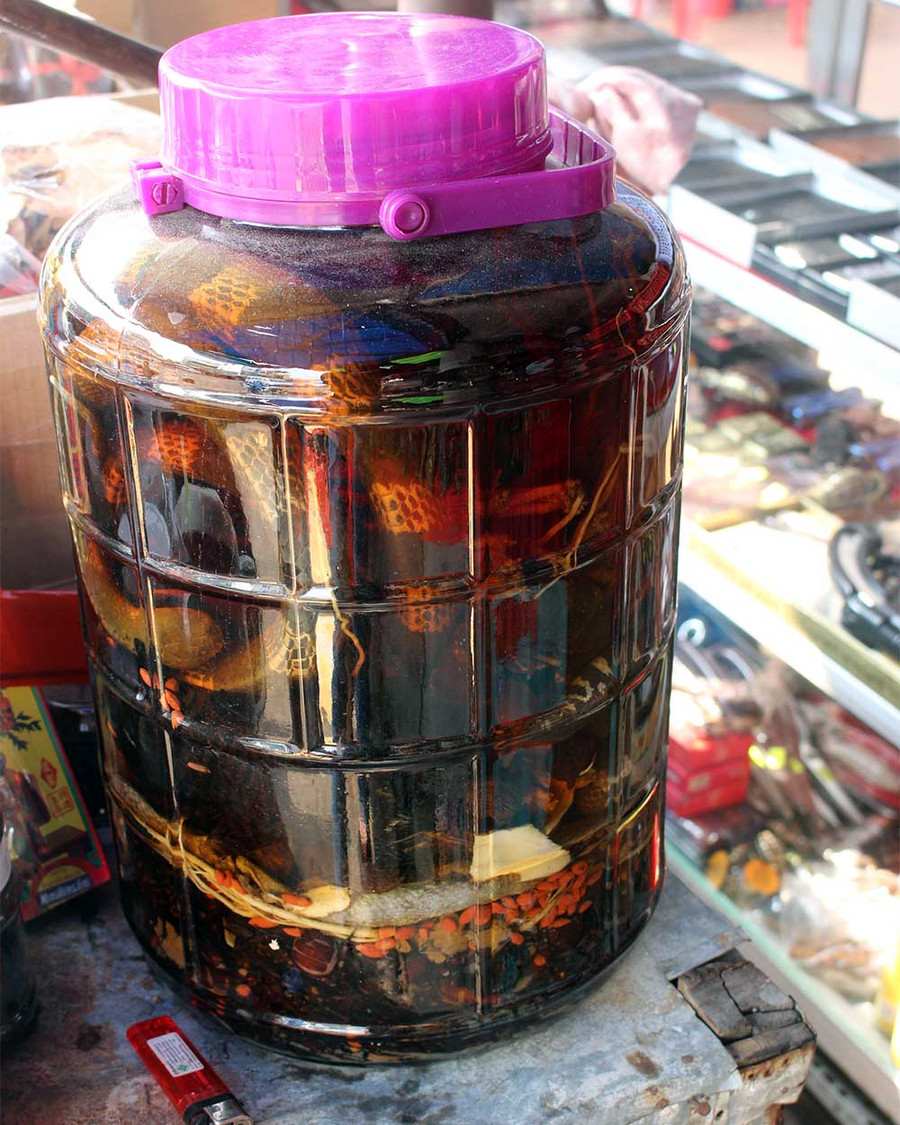 Bình rượu ngâm nhiều loại như rằn, rết, bò cạp...có giá bạc triệu ở chợ Tịnh Biên