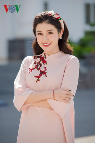 Á hậu Việt Nam 2014 khoe vẻ dịu dàng trong bộ áo dài màu hồng nhạt. Á hậu Việt Nam 2014 khoe vẻ dịu dàng trong bộ áo dài màu hồng nhạt.