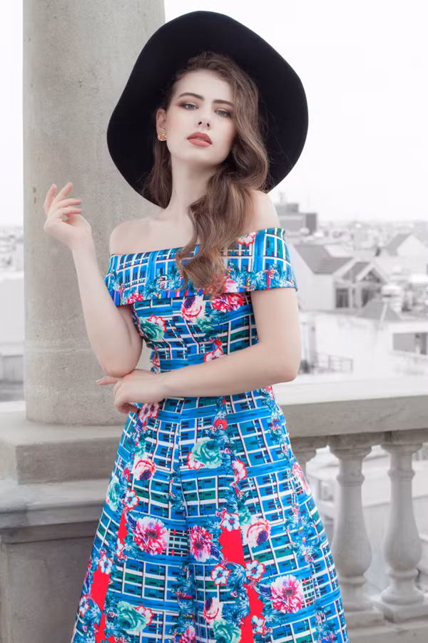 Vải lụa in hoa được chọn lựa để thể hiện các kiểu váy xòe cổ điển, váy trễ vai và đầm dáng ngắn mang tính ứng dụng cao. Vải lụa in hoa được chọn lựa để thể hiện các kiểu váy xòe cổ điển, váy trễ vai và đầm dáng ngắn mang tính ứng dụng cao.