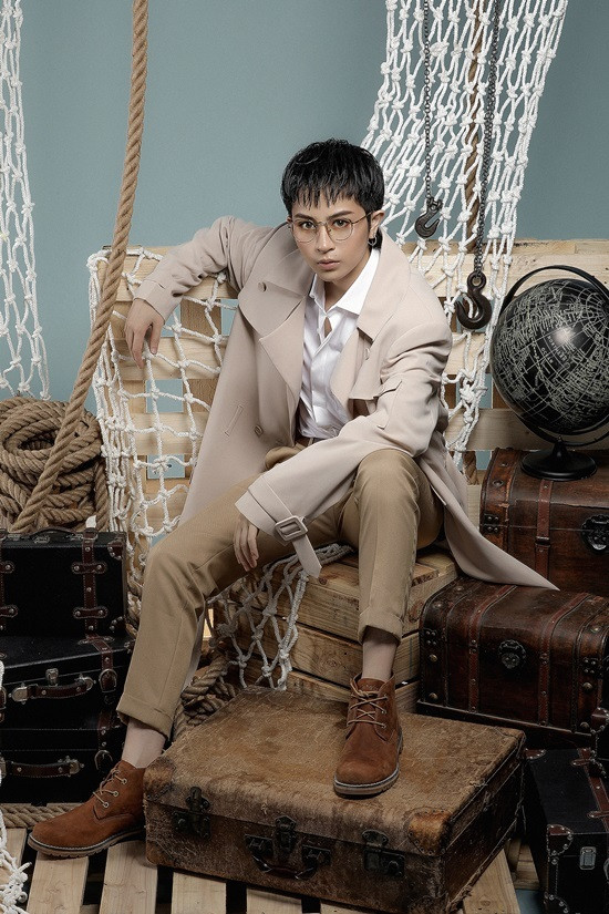 Trenchcoat - một trong những xu hướng hot nhất Xuân Hè 2018 - được ca sĩ lăng xê với chất liệu mỏng.  Trenchcoat - một trong những xu hướng hot nhất Xuân Hè 2018 - được ca sĩ lăng xê với chất liệu mỏng.