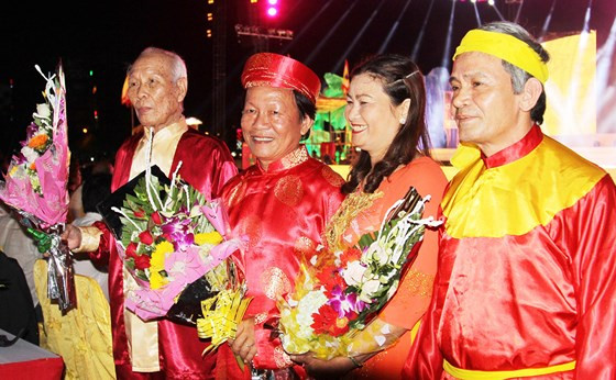  Nghệ nhân bài chòi Trung bộ vui mừng đón nhận hoa tại lễ vinh danh 