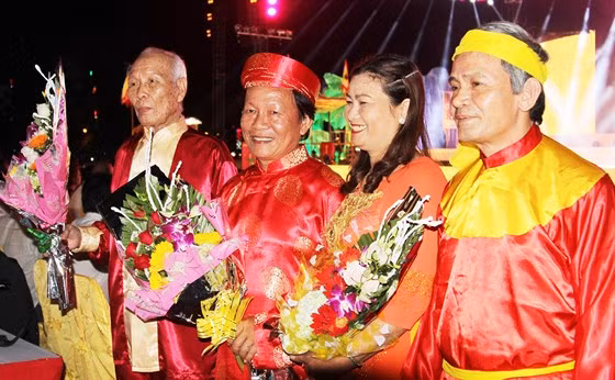  Nghệ nhân bài chòi Trung bộ vui mừng đón nhận hoa tại lễ vinh danh 