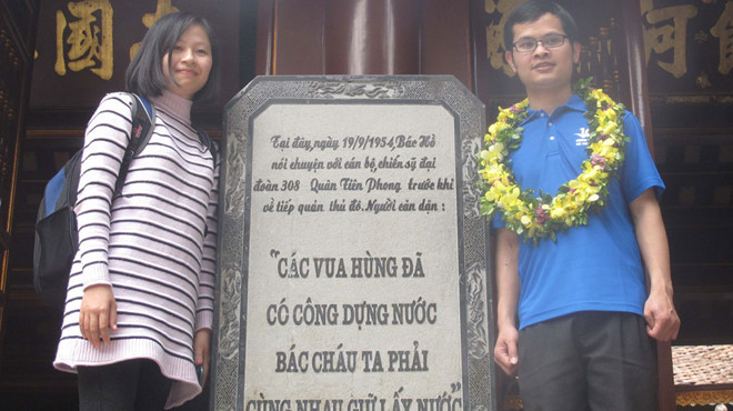 Bác sĩ Nguyễn Văn Hiếu và vợ tại bia đá ghi lại lời dạy của Bác Hồ với tuổi trẻ ở Đền Hùng  Bác sĩ Nguyễn Văn Hiếu và vợ tại bia đá ghi lại lời dạy của Bác Hồ với tuổi trẻ ở Đền Hùng