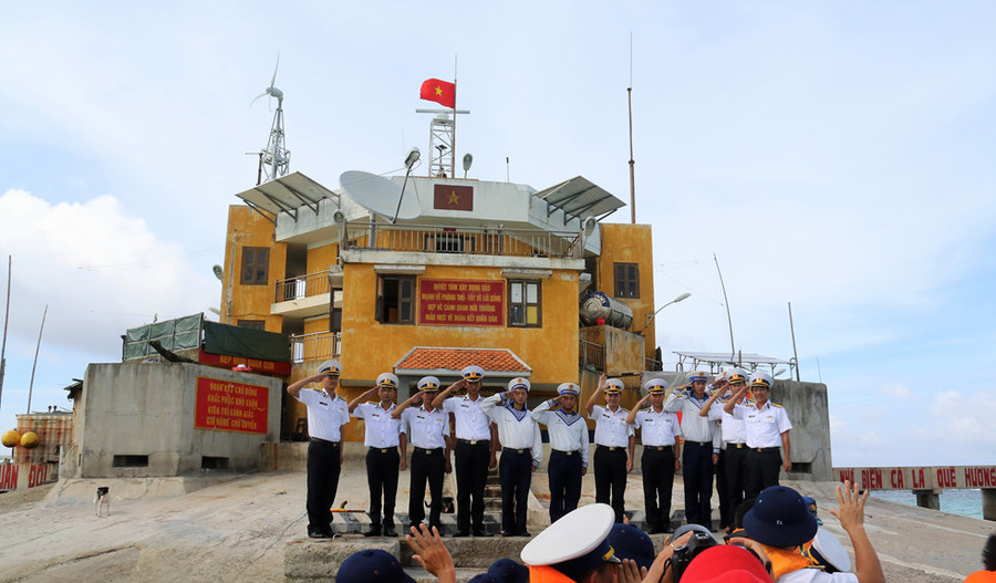  Chào tạm biệt khi đoàn khách rời đảo