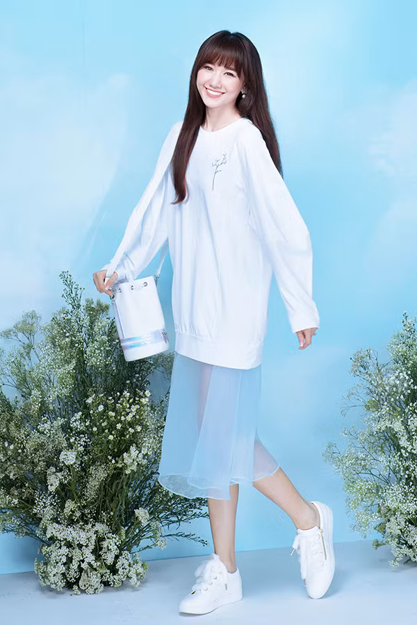  Những chất liệu vải mỏng, vải thấm hút mồ hôi tốt cũng được chọn lựa và đưa vào các thiết kế dạo phố cho mùa hè.