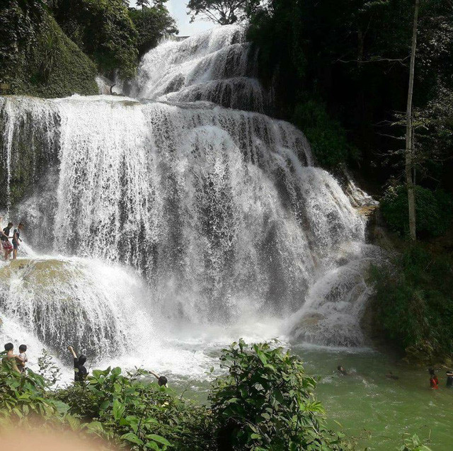  Thác Mu vẫn chưa được nhiều người biết đến nên cảnh vật ở đây vẫn còn khá hoang sơ, các dịch vụ cũng chưa nhiều. Nhưng bù lại, khung cảnh nơi đây ít chịu tác động của bàn tay con người nên vẫn giữ được nét đẹp tự nhiên của bản làng, rừng núi.