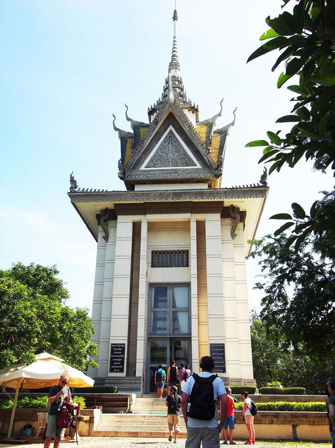 Mộ tháp chứa gần 9.000 hài cốt nạn nhân ở Choeung Ek. Mộ tháp chứa gần 9.000 hài cốt nạn nhân ở Choeung Ek.