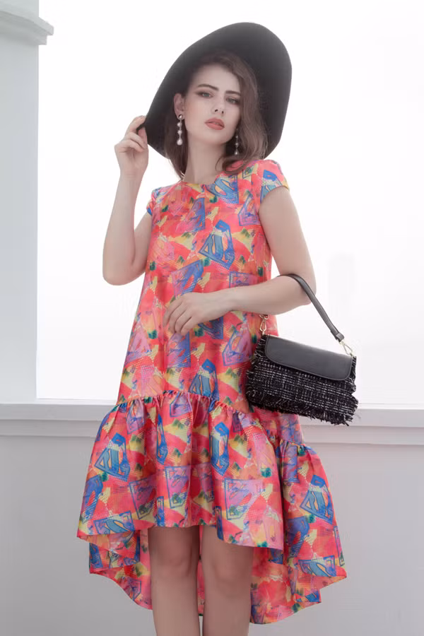 Phong cách cổ điển và hiện đại được hòa trộn vào nhau để mang tới các dáng váy giúp phái đẹp sành điệu cùng xu hướng hè 2018. Phong cách cổ điển và hiện đại được hòa trộn vào nhau để mang tới các dáng váy giúp phái đẹp sành điệu cùng xu hướng hè 2018.