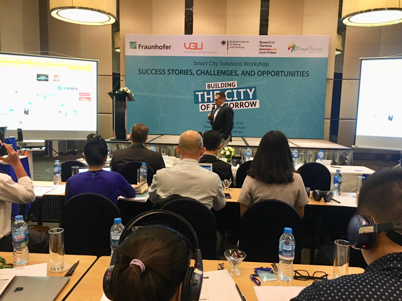 Các diễn giả trình bày tham luận về phát triển thành phố thông minh. Các diễn giả trình bày tham luận về phát triển thành phố thông minh.