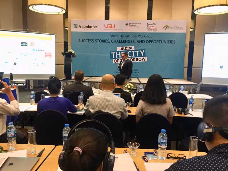 Các diễn giả trình bày tham luận về phát triển thành phố thông minh.