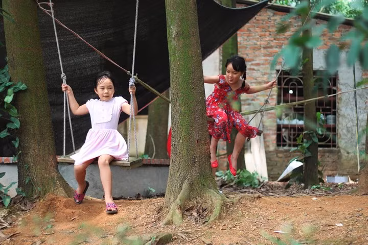 Khu nghỉ dưỡng có rất nhiều cây xanh, không khí trong lành không chỉ thu hút các bạn trẻ mà còn là điểm đến lý tưởng cho các gia đình vào dịp cuối tuần.