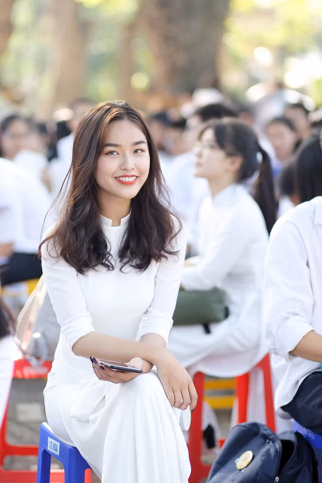 Nữ sinh trường THPT Chu Văn An luôn được biết đến là những cô gái xinh đẹp và đa tài
