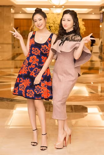  Cả hai vô tư tạo dáng nhí nhảnh trước ống kính. 