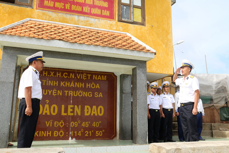  Cán bộ chiến sĩ đảo Len Đao đón thủ trưởng lữ đoàn 146, Vùng 4 hải quân lên kiểm tra công tác sẵn sàng chiến đấu
