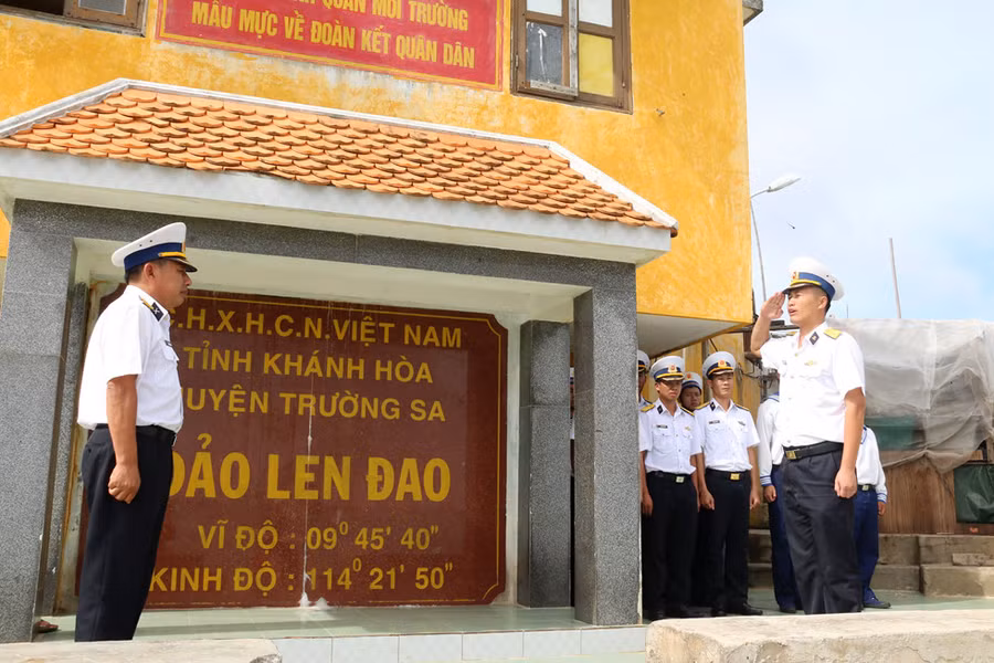  Cán bộ chiến sĩ đảo Len Đao đón thủ trưởng lữ đoàn 146, Vùng 4 hải quân lên kiểm tra công tác sẵn sàng chiến đấu