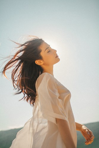 Đôi mắt to và sâu của cô càng được lối trang điểm đậm làm tăng vẻ lôi cuốn. Đôi mắt to và sâu của cô càng được lối trang điểm đậm làm tăng vẻ lôi cuốn.