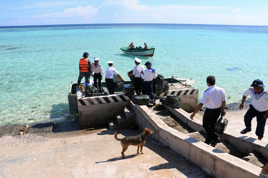 Cán bộ chiến sĩ nhận đồ chuyển từ đất liền ra