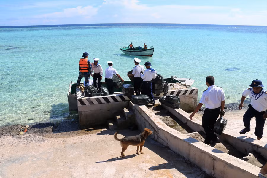 Cán bộ chiến sĩ nhận đồ chuyển từ đất liền ra