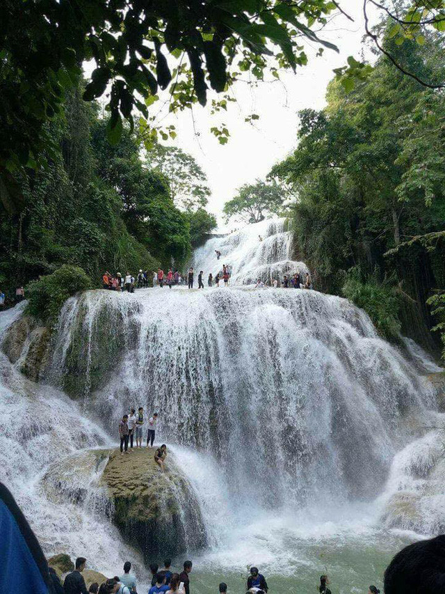 Đến đây bạn không thể bỏ qua những món ăn đặc sản của Hòa Bình như: ốc núi, cua núi, cơm lam, rau rừng và cá suối nướng… Hiện nay, ngay gần khu vực này cũng có homestay cho bạn nghỉ ngơi với mức giá khá rẻ dao động từ 150 nghìn – 200 nghìn đồng/ phòng. Tuy nhiên, các hàng quán chưa nhiều nên để chủ động, bạn có thể chuẩn bị thêm các thức ăn nhanh như: mỳ tôm, xúc xích hoặc đồ ăn sẵn và vật dụng du lịch cá nhân khác nếu muốn lưu trú lâu ngày.