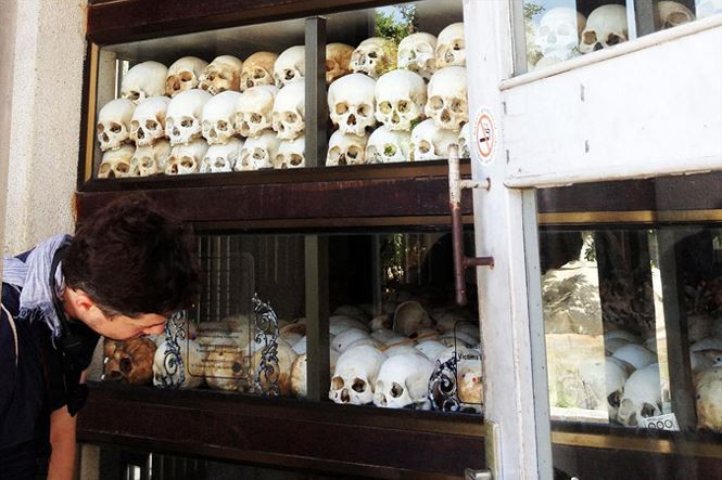 Bên trong tháp tưởng niệm ở Choeung Ek. Bên trong tháp tưởng niệm ở Choeung Ek.