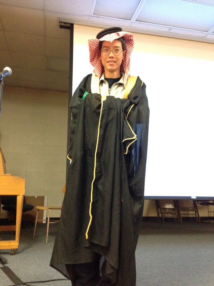  Lần đầu tiên trong đời tôi được ướm thử trang phục người Hồi giáo.