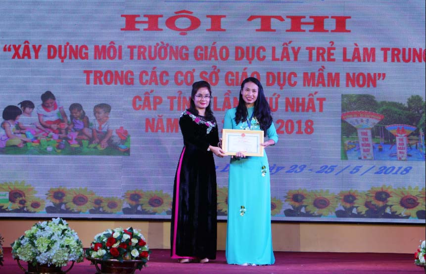 Bà Bùi Khoa Nghi-Phó Giám đốc Sở Giáo dục và Đào tạo, Phó Ban tổ chức trao giải xuất sắc cho Trường Mầm non Họa Mi (thị xã An Khê). Ảnh: N.G