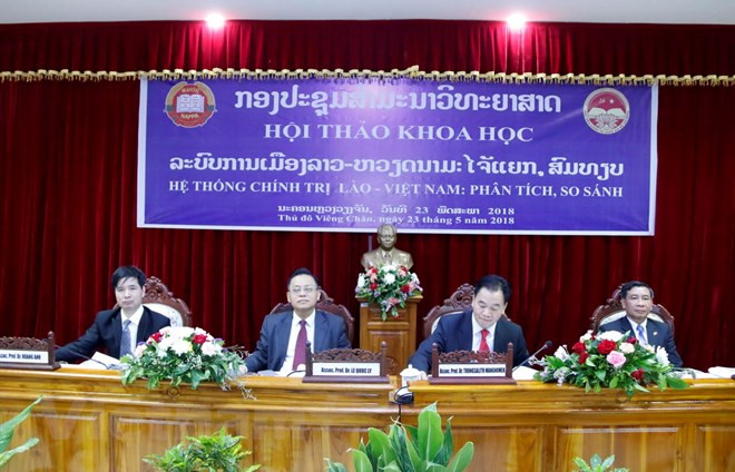 Ban chủ tọa cuộc hội thảo.