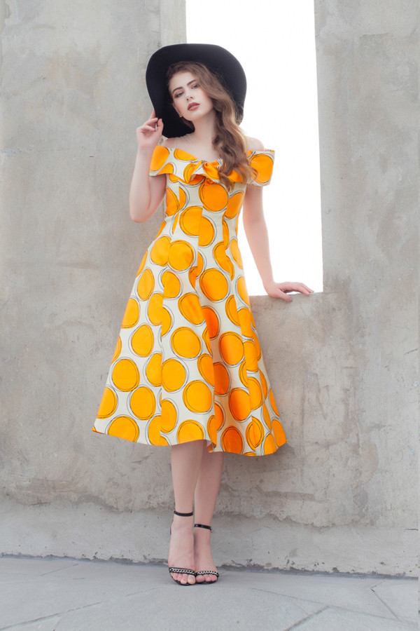 Bộ ảnh được thực hiện với sự hỗ trợ của nhiếp ảnh Huỳnh Trần, stylist Ti Ak, người mẫu Nastia, trang điểm Nam Dy.