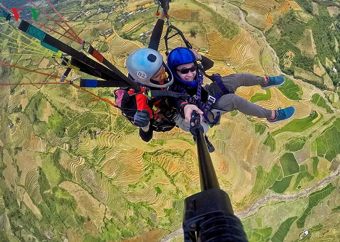  Sự kiện Bay trên mùa nước đổ là nơi các phi công trong và ngoài nước có cơ hội giao lưu, học hỏi kinh nghiệm, đồng thời gắn kết tình đoàn kết, hữu nghị của cộng đồng dù lượn tại Việt Nam, là nơi các phi công vừa bay lượn vừa tận hưởng vẻ đẹp bất tận của núi rừng Tây Bắc, với tình cảm thân thiện của đồng bào các dân tộc Thái, Mông.