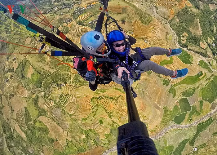  Sự kiện Bay trên mùa nước đổ là nơi các phi công trong và ngoài nước có cơ hội giao lưu, học hỏi kinh nghiệm, đồng thời gắn kết tình đoàn kết, hữu nghị của cộng đồng dù lượn tại Việt Nam, là nơi các phi công vừa bay lượn vừa tận hưởng vẻ đẹp bất tận của núi rừng Tây Bắc, với tình cảm thân thiện của đồng bào các dân tộc Thái, Mông.