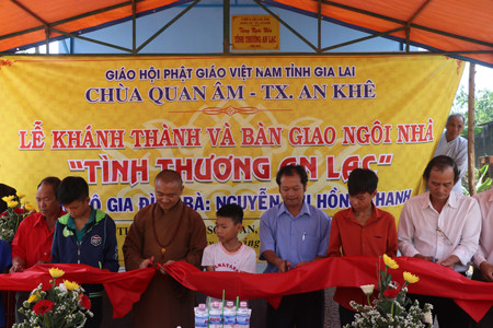 Chùa Quan Âm (thị xã An Khê) tặng nhà cho hộ dân nghèo. Ảnh: N.M