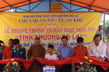 Chùa Quan Âm (thị xã An Khê) tặng nhà cho hộ dân nghèo. Ảnh: N.M