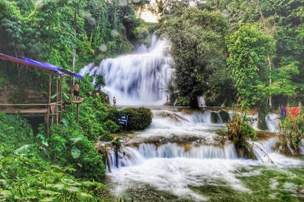  Du lịch thác Mu có 2 mùa: mùa mưa và mua khô. Mùa mưa bắt đầu từ tháng 5 đến tháng 9. Đây được xem là thời điểm thích hợp nhất để đi du lịch bởi thời tiết mát mẻ, nước cũng nhiều nên các tầng thác cuồn cuộn chảy. Trong khi đó, mùa khô thác Mu diễn ra từ tháng 10 đến tháng 4 năm sau. Thời điểm này thời tiết ở Mu khá lạnh và nhiều sương mù, thích hợp với những du khách ưa khám phá, trải nghiệm hơn là nghỉ dưỡng. Ảnh: @dinhminh15