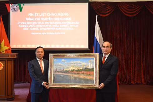 Đại sứ Ngô Đức Mạnh tặng quà lưu niệm cho ông Nguyễn Thiện Nhân.