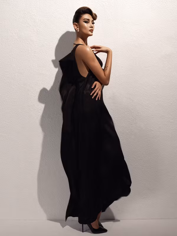 Thiết kế váy dài màu trắng được tạo điểm nhấn với phần xẻ ngực sâu cùng chi tiết nơ tạo phom 3D to bản. Tổng thể càng trở nên ấn tượng hơn với trang sức ngọc trai sang trọng, quý phái. Bộ trang phục màu đen mang đến tinh thần nhẹ nhàng, tươi trẻ của không khí thời trang xuân hè. Thiết kế váy dài màu trắng được tạo điểm nhấn với phần xẻ ngực sâu cùng chi tiết nơ tạo phom 3D to bản. Tổng thể càng trở nên ấn tượng hơn với trang sức ngọc trai sang trọng, quý phái. Bộ trang phục màu đen mang đến tinh thần nhẹ nhàng, tươi trẻ của không khí thời trang xuân hè.
