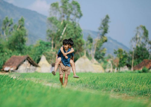 Cảnh phim "Cô gái đến từ hôm qua" (trên) và " Tôi thấy hoa vàng trên cỏ xanh" - chuyển thể thành công từ truyện của nhà văn Nguyễn Nhật Ánh (Ảnh do nhà phát hành cung cấp) Cảnh phim