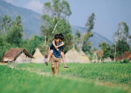 Cảnh phim "Cô gái đến từ hôm qua" (trên) và " Tôi thấy hoa vàng trên cỏ xanh" - chuyển thể thành công từ truyện của nhà văn Nguyễn Nhật Ánh (Ảnh do nhà phát hành cung cấp) Cảnh phim