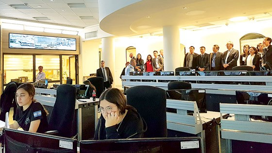 Trung tâm Điều hành cảnh sát Jerusalem quan sát từng giây trên các đường phố, nơi công cộng, trường học, đặc biệt là ở khu vực cổ thành, để đảm bảo an ninh trật tự ở đây